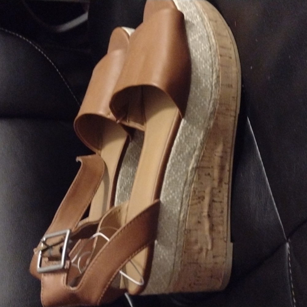 New universal Thread brown platform 9.5  sandals